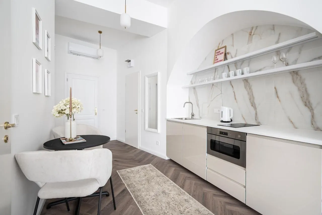 E13 - Grand Boulevard Heritage Suite - Best Location By Bqa Budapeste 0*,  Hungria