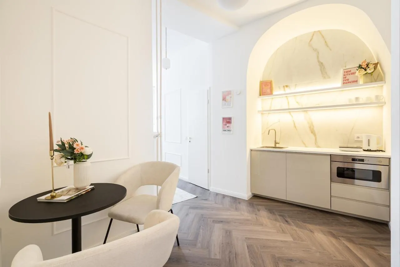 E13 - Grand Boulevard Heritage Suite - Best Location By Bqa Budapeste 0*,  Hungria