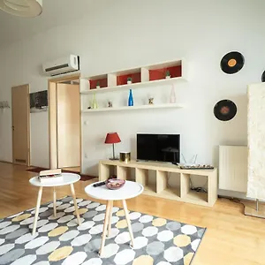 At Gozsdu Court, 60 Sqm, 2 With 2 Ac, Elevators, Kitchen Appartamento