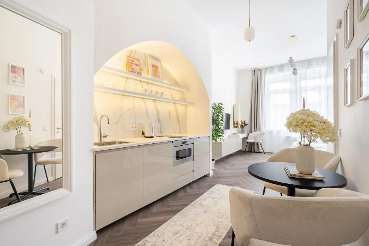 E13 - Grand Boulevard Heritage Suite - Best Location By Bqa Budapest