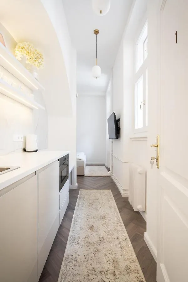 E13 - Grand Boulevard Heritage Suite - Best Location By Bqa Budapest Hungary