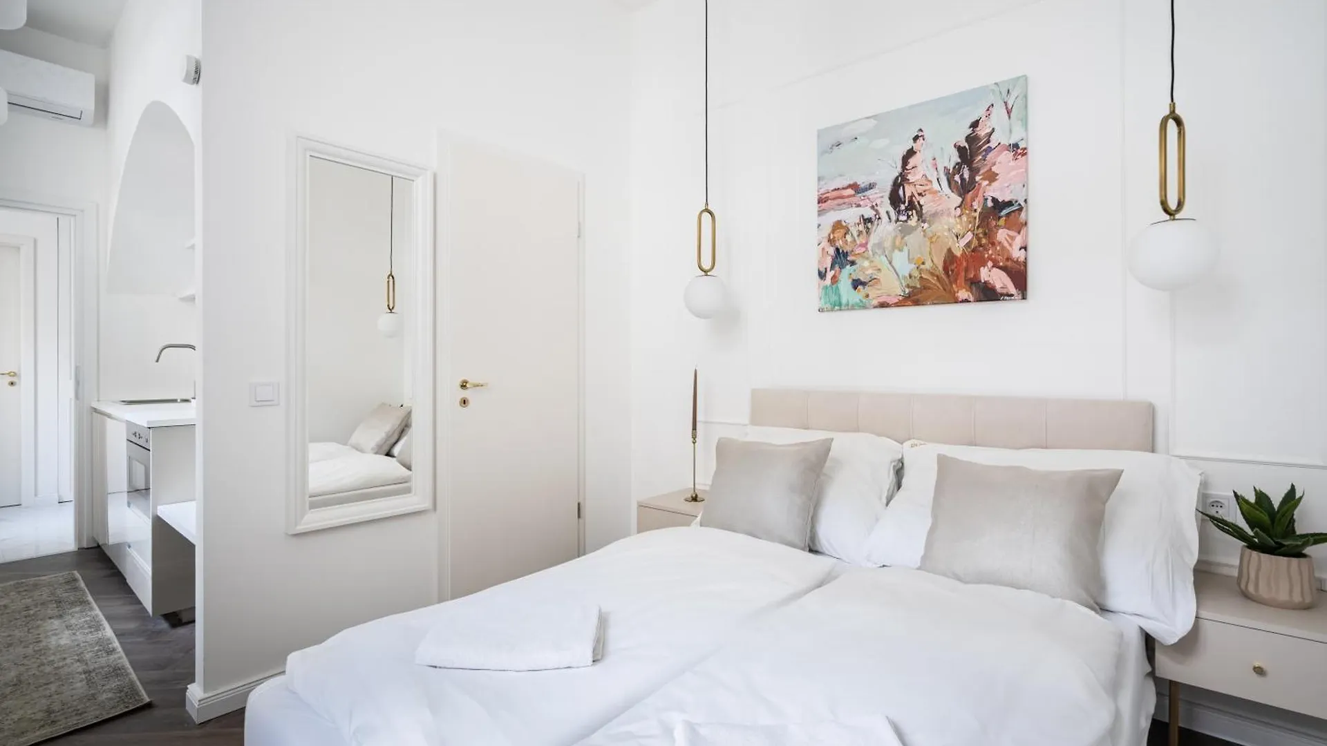 E13 - Grand Boulevard Heritage Suite - Best Location By Bqa Budapest