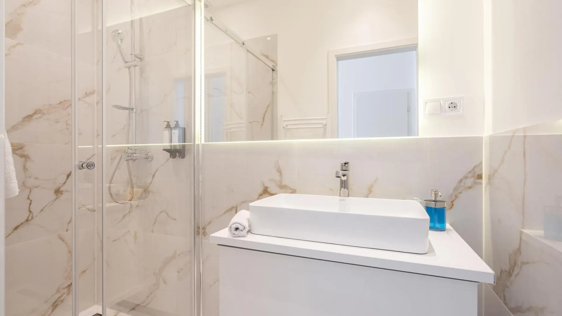 Apartment E13 - Grand Boulevard Heritage Suite - Best Location By Bqa Budapest Hungary