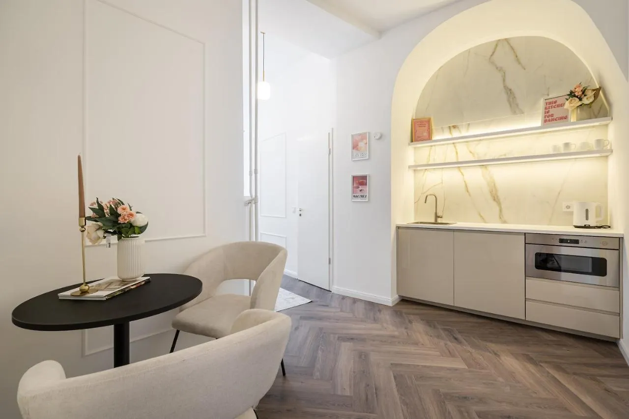 E13 - Grand Boulevard Heritage Suite - Best Location By Bqa Budapest